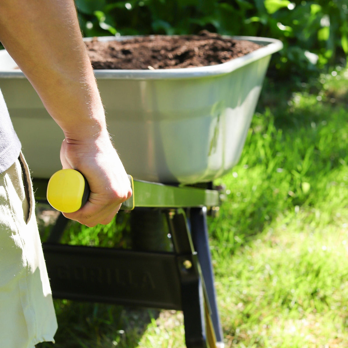 Heavy-Duty Easy Pivot/Dump Steel Tub Wheelbarrow, Steel Tray, 6-cu-ft U2O3 - product image 6