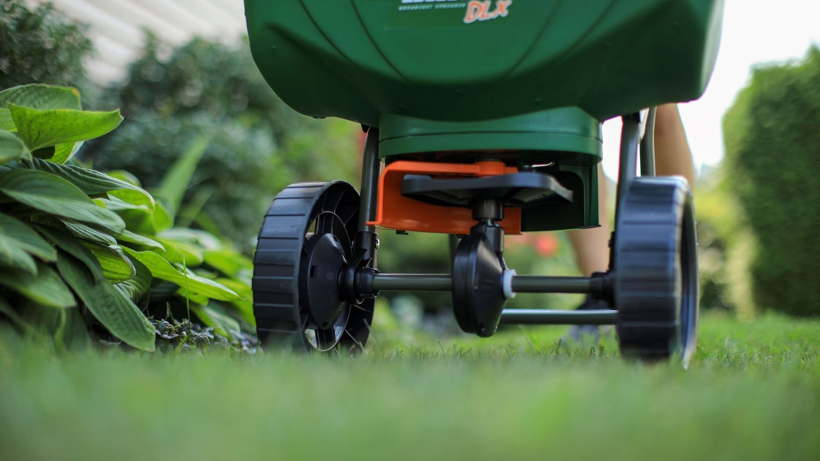 Turf Builder Deluxe Edgeguard Broadcast Spreader, 15,000 sq. ft. Z9Z1 - product image 4