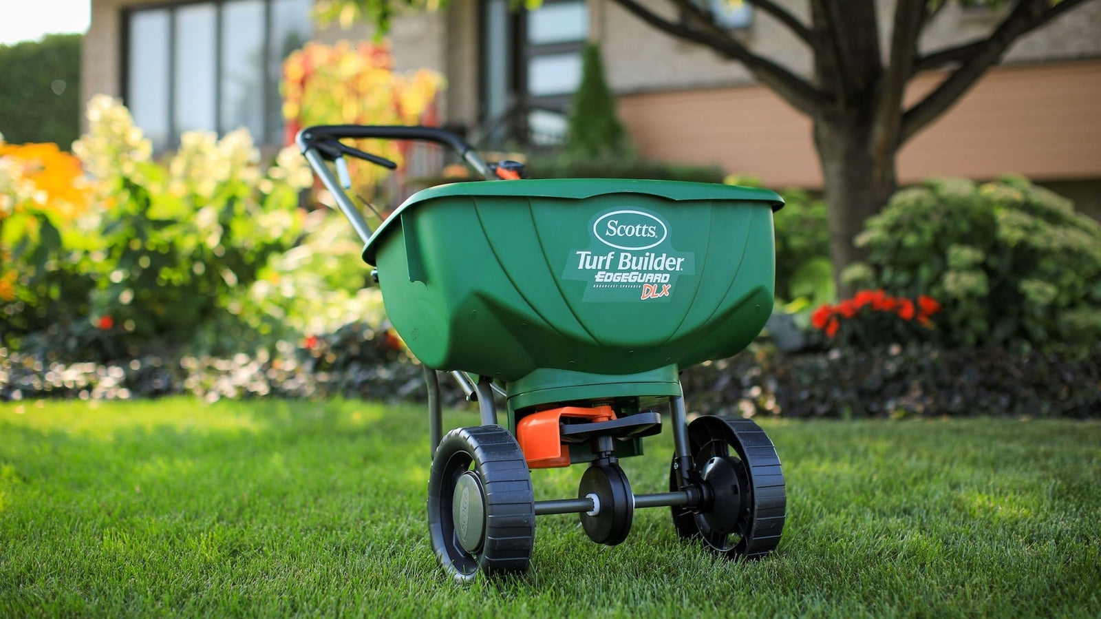 Turf Builder Deluxe Edgeguard Broadcast Spreader, 15,000 sq. ft. Z9Z1 - product image 5