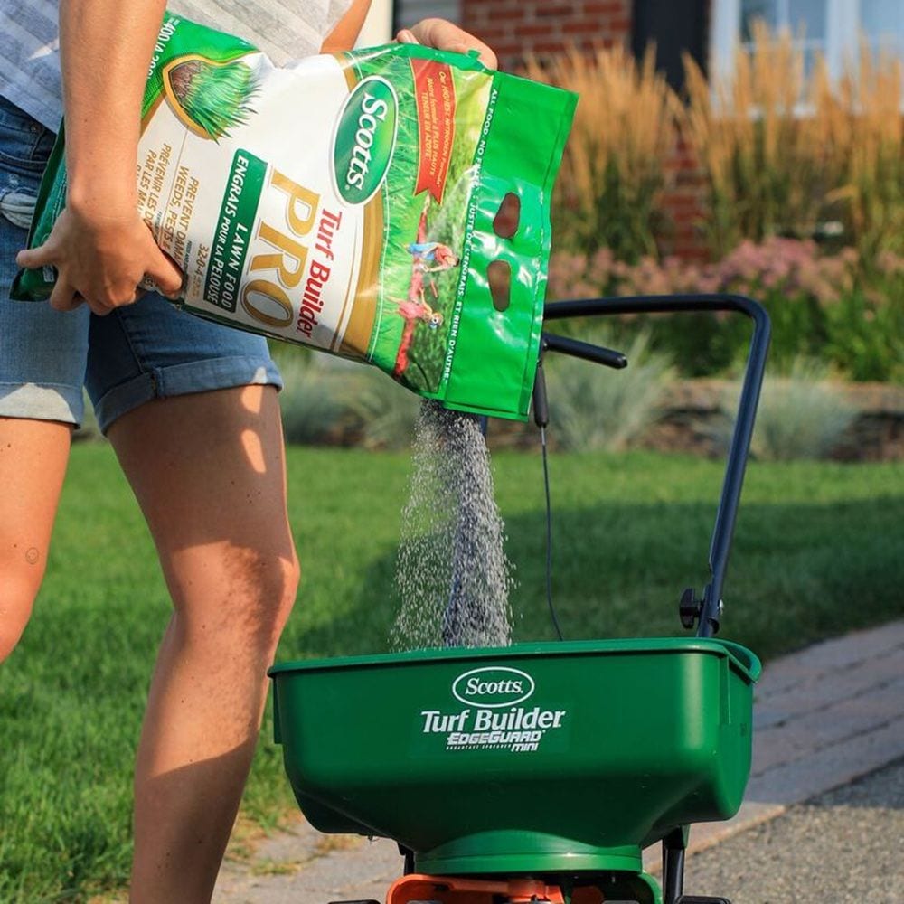 Turf Builder PRO Lawn Fertilizer, 400-m2 A7A3 - product image 4