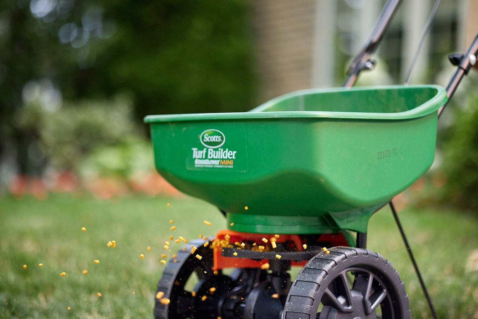 Turf Builder Weed & Feed, 1000-sq-ft L2J0 - product image 6