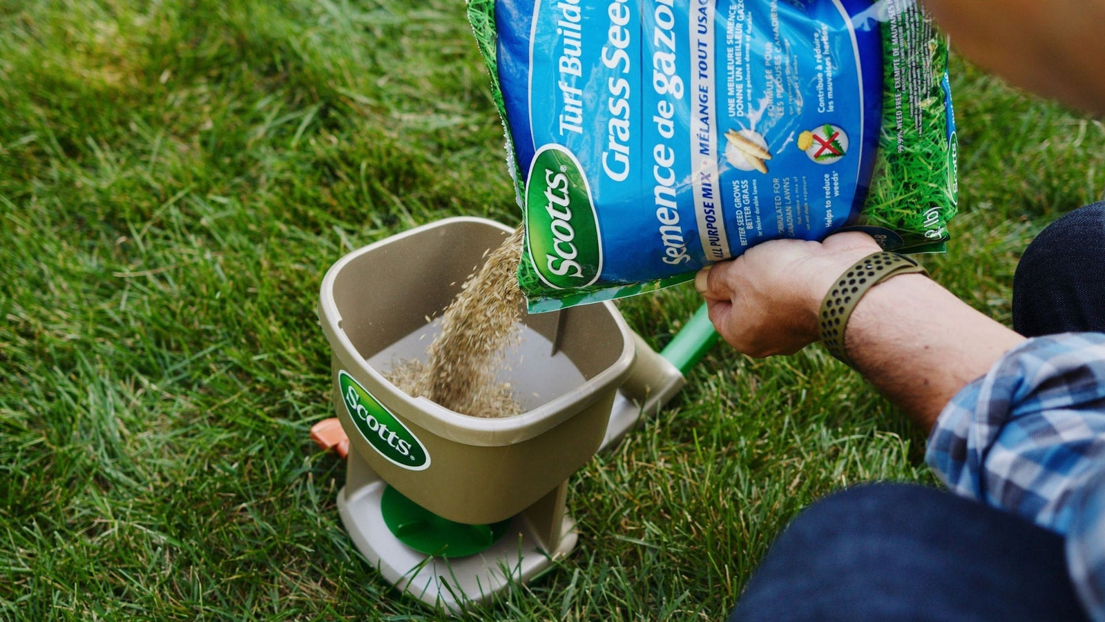 Whirl Year-Round Hand-Held Spreader, 1,500 sq. ft. G3K4 - product image 5