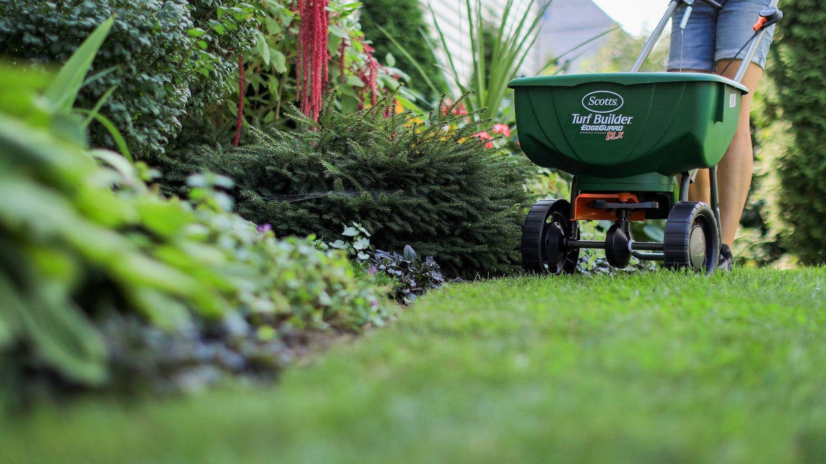 Turf Builder Deluxe Edgeguard Broadcast Spreader, 15,000 sq. ft. Z9Z1 - product image 6