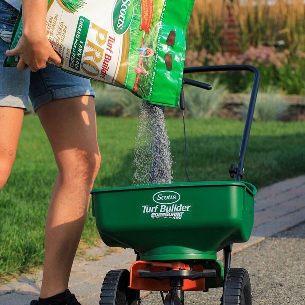 Turf Builder PRO Lawn Fertilizer, 800-m2 C4K0 - product image 4